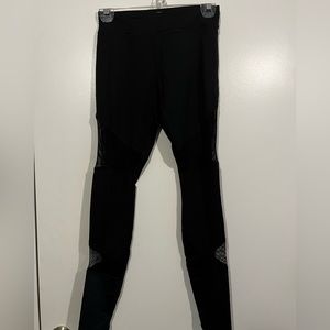 Women’s Forever 21 yoga pants w/ mesh cut out
